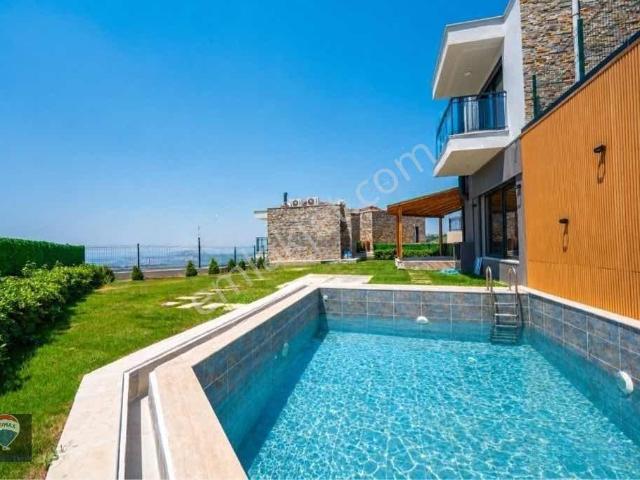 Satılık Kuşadası Yaylaköy’de Önü Açık Manzaralı, Aidatsız Ve Özel Havuzlu Yeni Villa