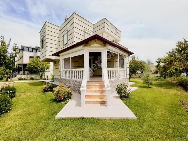 Satılık Kabakum Fahri Kırlı Sitesinde 500 M² Bahçeli Villa