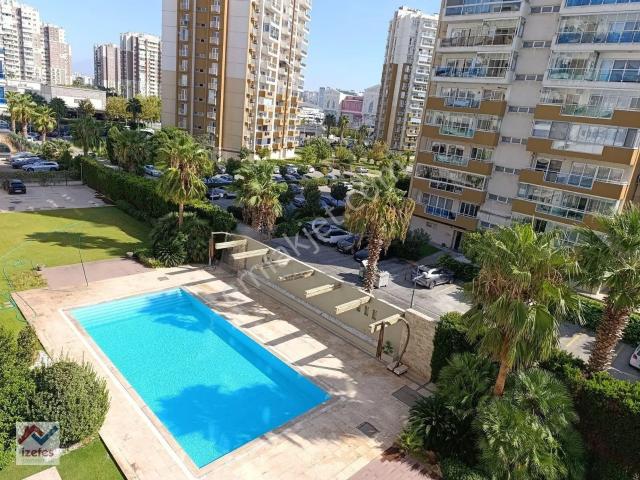 Satılık Karşıyaka Mavişehir Site İçerisinde 3+1 Daire 2 Banyolu