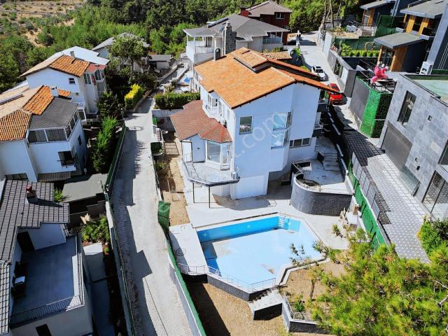 Satılık Lüks Geniş Özel Havuzlu Manzaralı Villa