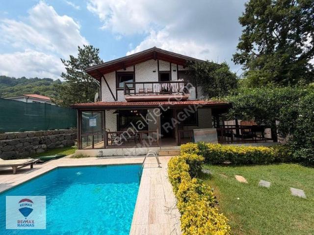 Satılık Sapanca Merkezde Müstakil Arsa İçerisinde Villa