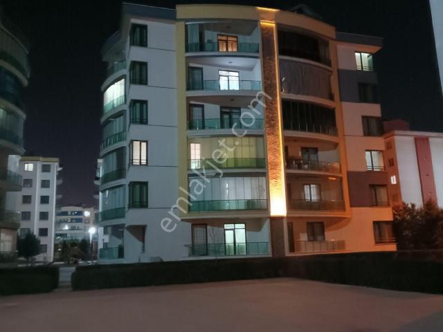 Satılık Üç Cepheli, Doğu Batı Kuzey, Yüksek Giriş