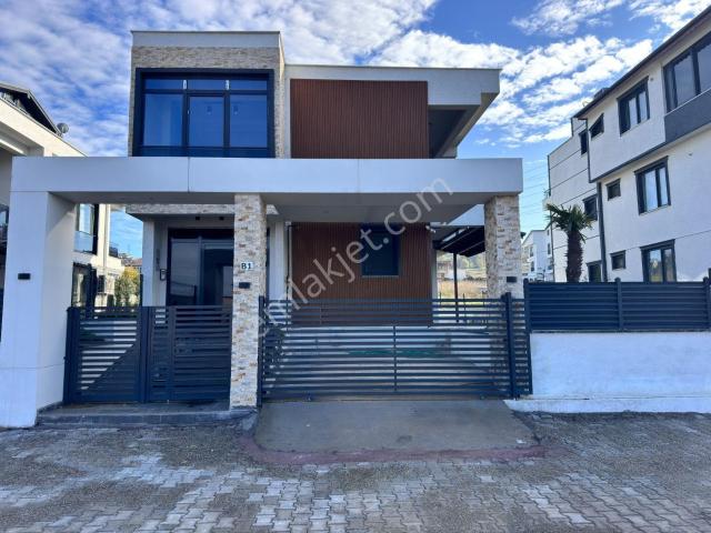 Satılık Yalova Kadıköy 5+1 Havuzlu Müstakil Villa