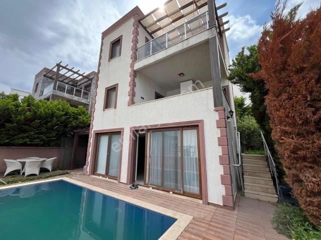 Satılık 3 Katlı Müstakil Deniz Manzaralı 4+1 Villa