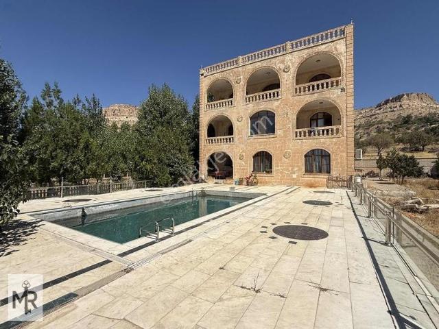 Satılık 6 Dönüm İçerisinde 3 Katlı 12 Odalı Havuzlu Villa