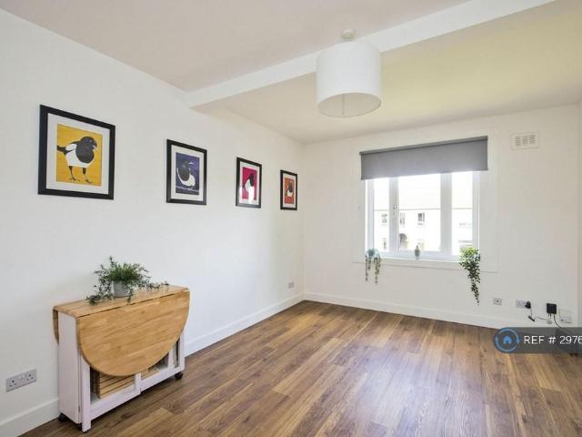 Saughton Gardens, Edinburgh, EH12 2 bed flat to rent £1,395 pcm £322 pw