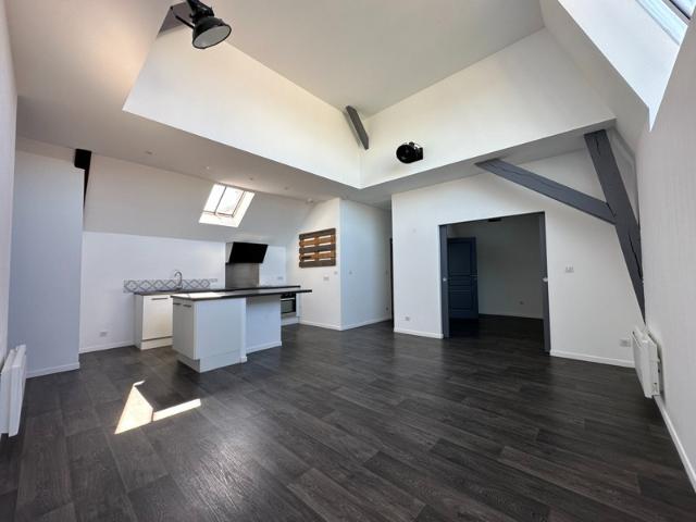 SAUMUR CENTRE VILLE, Appartement rénové 2 chambres et bureau rénové au pied des commerces
