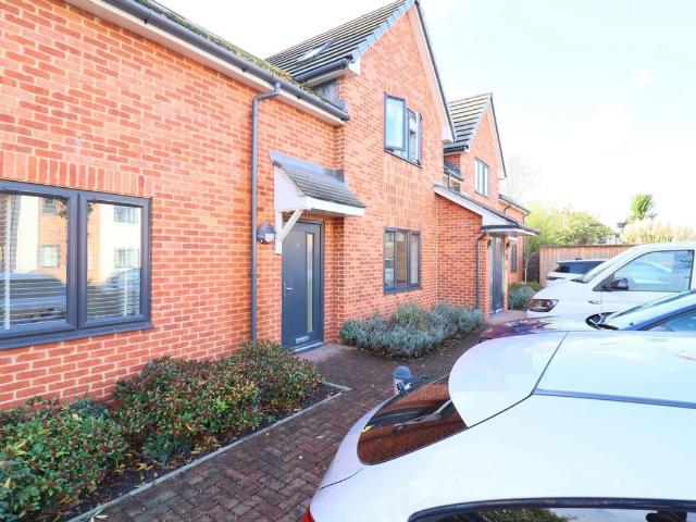 Saunders Court, Gloucester GL4, 2 bed flat to rent, £1,150 pcm | PrimeLocation