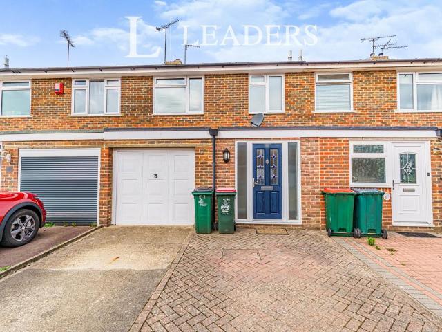 Saunders Close, Crawley, RH10 3 bed house to rent £1,800 pcm £415 pw