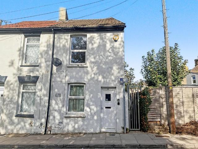 Saunders Street, Gillingham ME7 2 bed terraced house to rent £1,200 pcm £277 pw