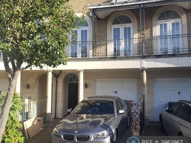 Savery Drive, Surbiton, KT6 4 bed terraced house to rent £3,800 pcm £877 pw