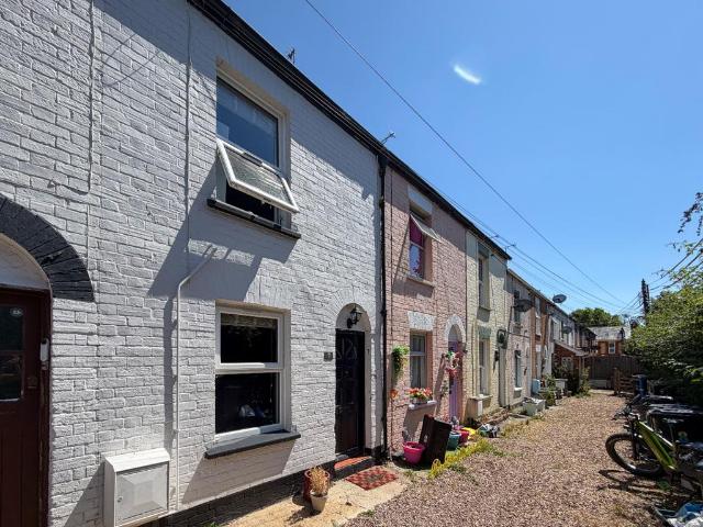 Savery Row, Taunton 2 bed terraced house to rent £1,150 pcm £265 pw