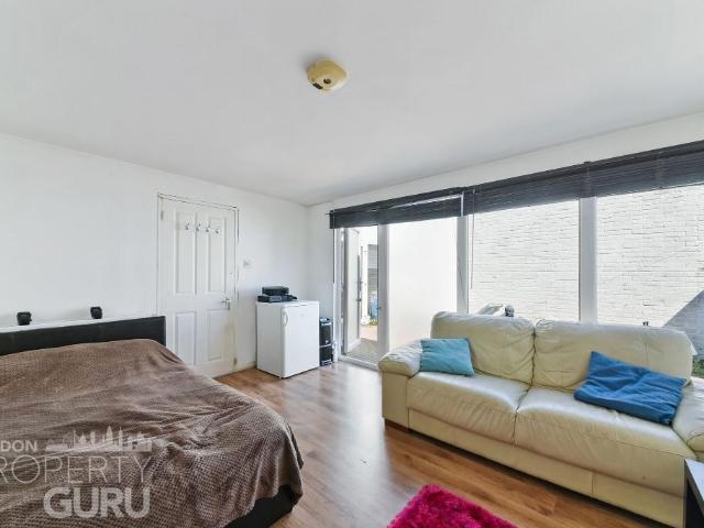 Savill Gardens, Raynes Park, London. 4 bed terraced house to rent £3,100 pcm £715 pw
