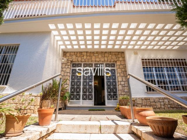 Savills presenta este Chalet independiente con jardín y piscina privada en Pedregalejo, a escasos metros del mar, ideal para quienes buscan tranquilidad sin renunciar a todos los servicios