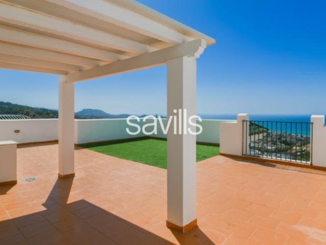 Savills presenta este ático dúplex de 256m² construidos ubicado en la parte alta del Cerrado de Calderón. El ático cuenta con una magnifica terraza privada con vistas espectaculares