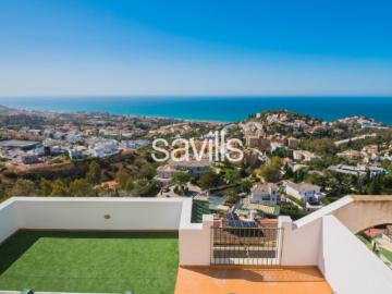 Savills presenta este ático dúplex de 256m² construidos ubicado en la parte alta del Cerrado de Calderón. El ático cuenta con una magnifica terraza privada con vistas espectaculares