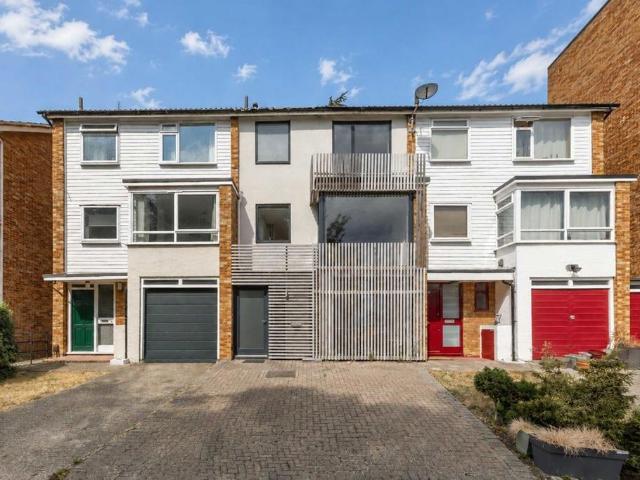 Savona Close, London SW19 4 bed house to rent £5,500 pcm £1,269 pw