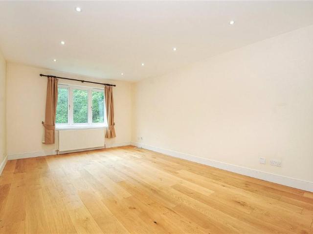Savoy Court, Garfield Road. 2 bed flat to rent £1,400 pcm £323 pw