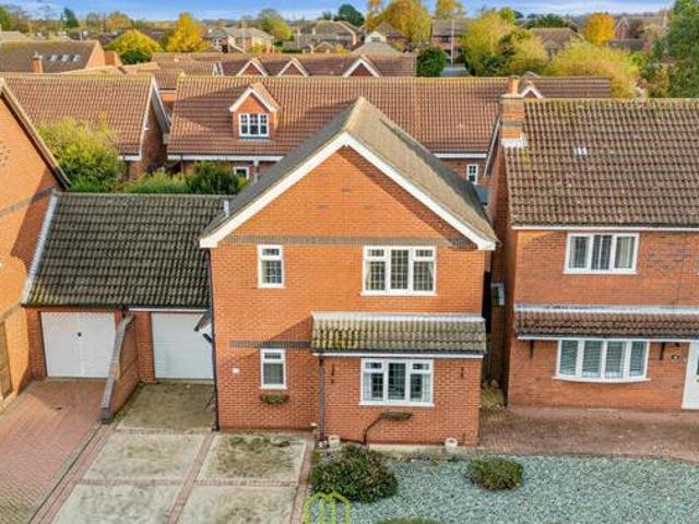 Savoy Court, New Waltham, 3 Bedroom Link
