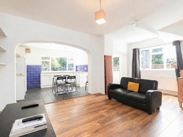 Sawley Road, London W12 4 bed terraced house to rent £3,700 pcm £854 pw