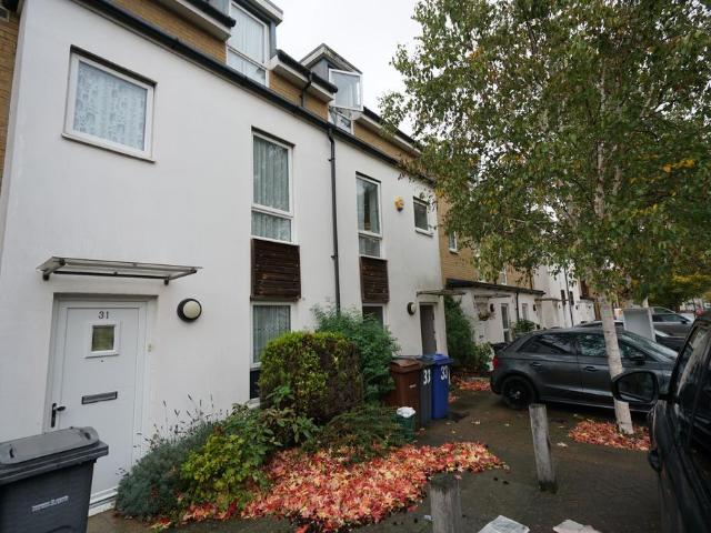 Saxton Close, Grays 4 bed terraced house to rent £2,100 pcm £485 pw