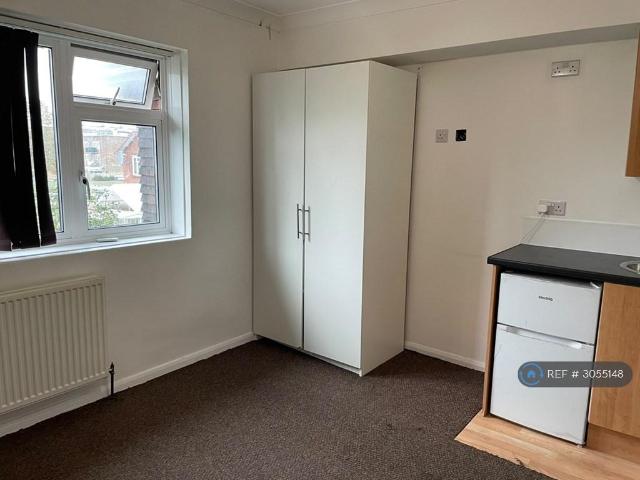 Saxon Avenue, Feltham, TW13 1 bed in a house share to rent £1,000 pcm £231 pw