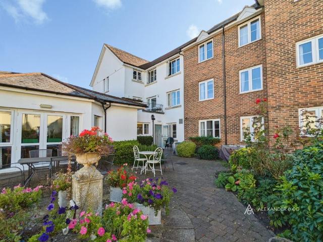 Saxon Court, Bicester OX26 2 bed flat to rent £1,300 pcm £300 pw