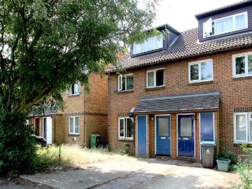 Saxon Close, Surbiton KT6 3 bed flat to rent £2,245 pcm £518 pw