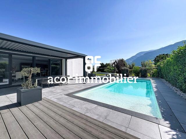 Saxon – Moderne Villa mit Pool