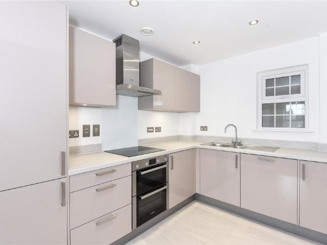 Saxons Court, Peach Street. 2 bed flat to rent £1,800 pcm £415 pw