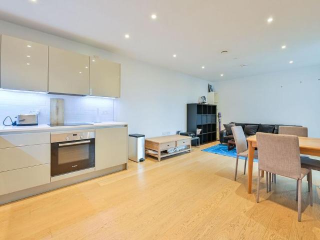 Sayer Street, Elephant and Castle. 1 bed flat to rent £3,500 pcm £808 pw