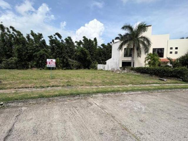 SE VENDE TERRENO CON ACCESO AL RIO