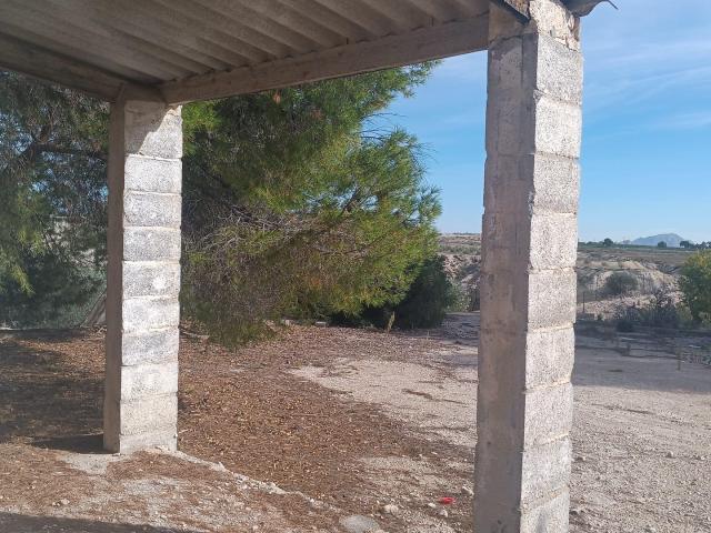 SE VENDE TERRENO CON CASA DE APERO EN EL TOMILLAR