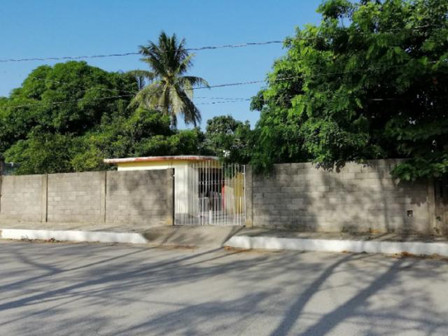 SE VENDE TERRENO CON CONSTRUCCIONES