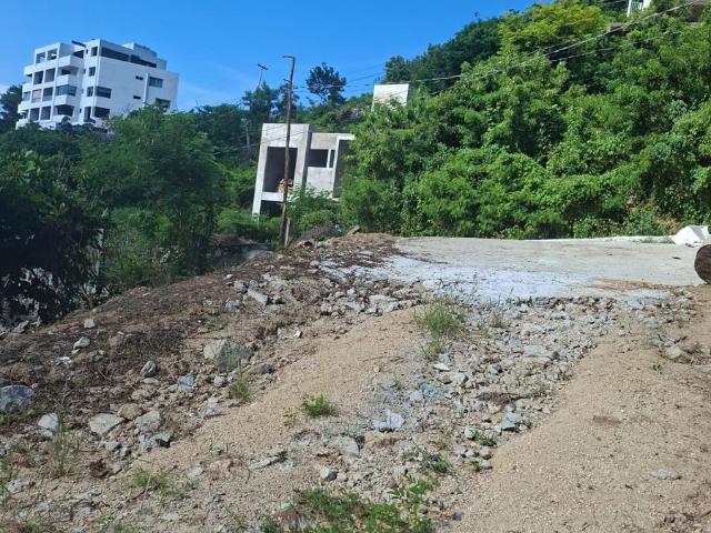 SE VENDE TERRENO CON EXELENTE VISTA AL MAR EN CALLE MAURICIO JIMENEZ MOTA