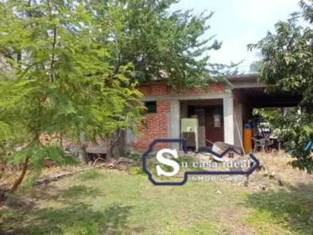 se vende terreno con pequena construccion