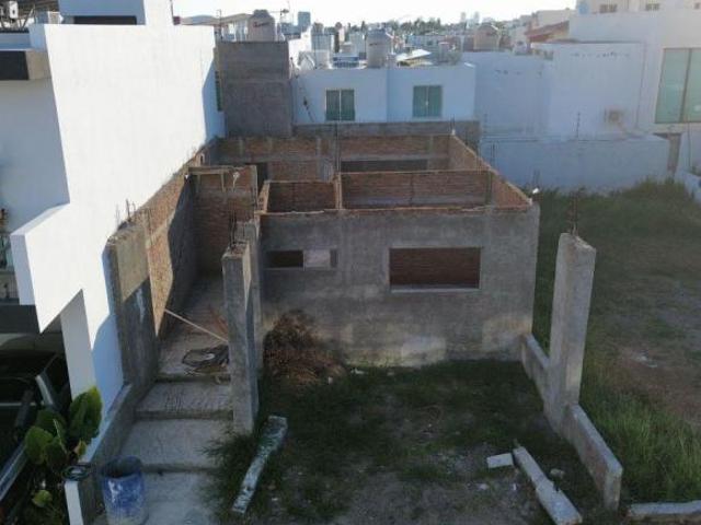 SE VENDE TERRENO CON PEQUEÑA CONSTRUCCION EN COTO PLATINO