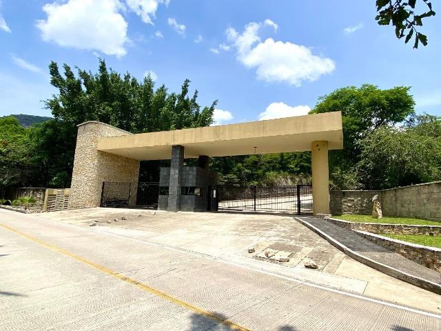 Se VENDE terreno de 1,414 m2 en Fraccionamiento Bosques de Cedros