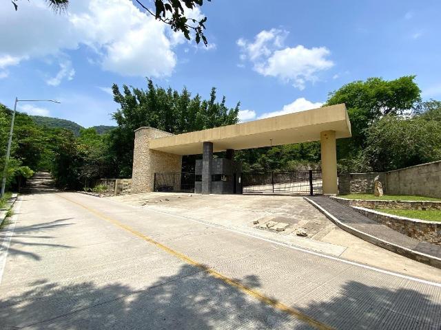 Se VENDE terreno de 1,563.73 m2 en Fraccionamiento Bosques de Cedros
