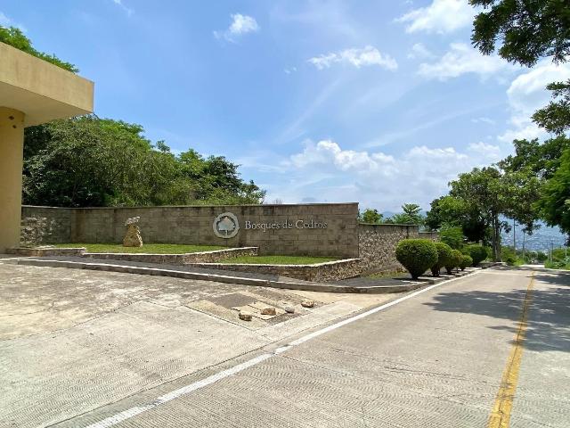 Se VENDE terreno de 1,608 m2 en Fraccionamiento Bosques de Cedros
