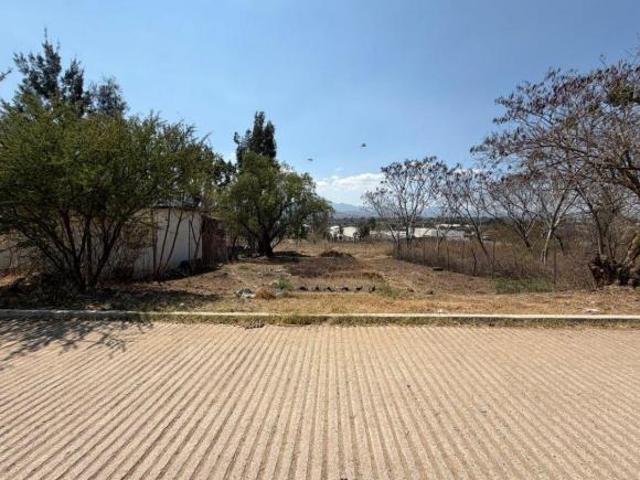 Se vende terreno en excelente ubicación, atrás de la Coca. Cuenta con todos los servicios