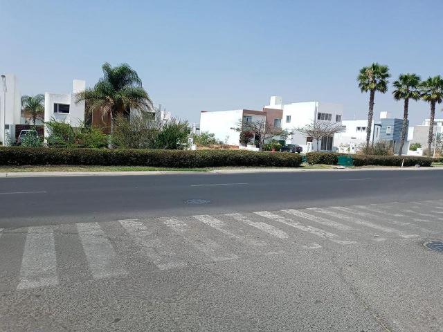 Se Vende Terreno en El Refugio de 207 m2, Esquina Calle Abierta, Oportunidad!
