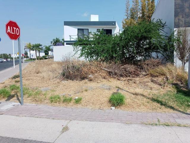 Se Vende Terreno en El Refugio de 207 m2, Esquina Calle Abierta, Oportunidad!