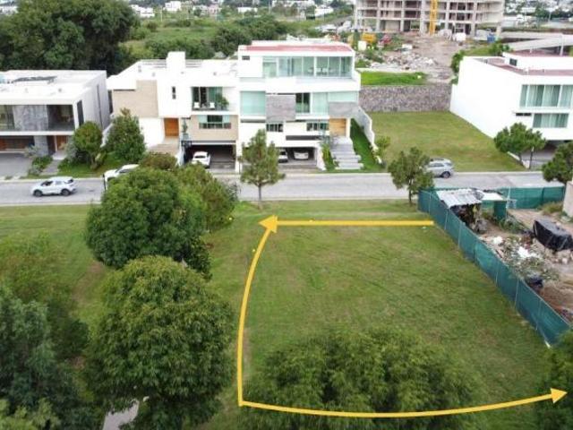 Se vende terreno en Puerta Las Lomas Coto Lagos, con hermoso parque andador posterior y lagos
