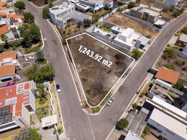 Se Vende Terreno Plano en esquina en Vista Real Country Club