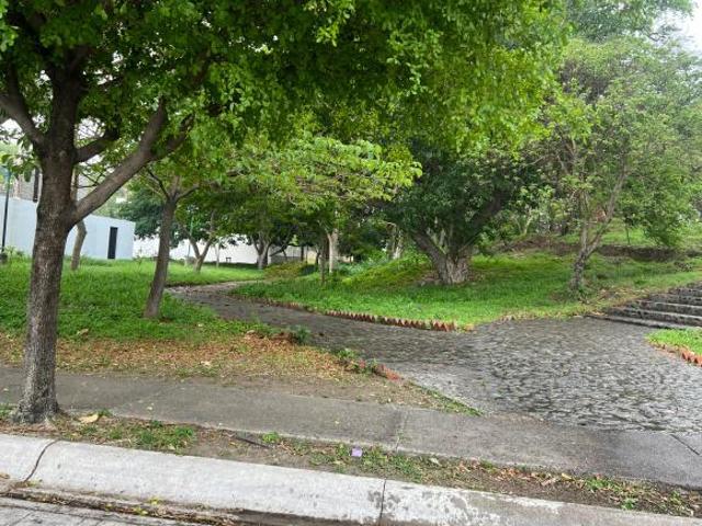 Se vende terreno Residencial Colinas de Santa Fe frente plaza zentralia