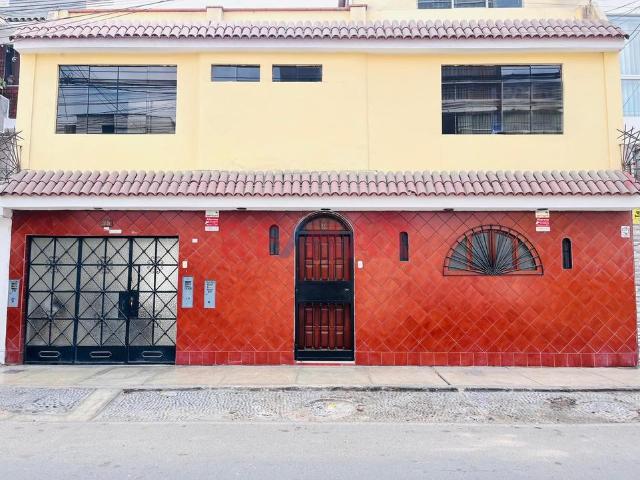 Se Vende Triplex En Ate – Ubicación Estratégica