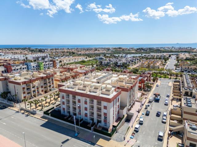 se vende un piso nuevo de la construcion de 2 dormitorios y 2 baños en comunidad con piscina en Lomas de Cabo Roig Orihuela Costa