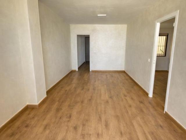 se vende un piso de 2 dormitorios con garaje subterraneo en la primera linea de Los Locos playa Torrevieja