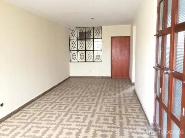 SE VENDE UNA CASA DE 120M2 ENTRE LAS AV. TRAPICHE Y LOS INCAS COMAS